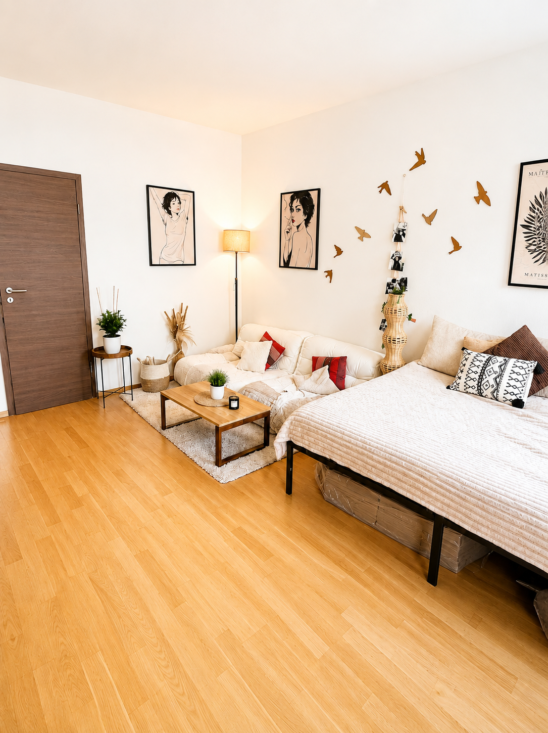 Wohnbereich mit Sofa, Bett und Zugang zum Flur