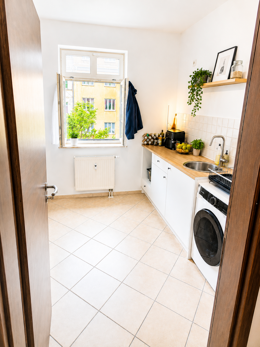 Küche des Apartments mit Fenster zum Hof