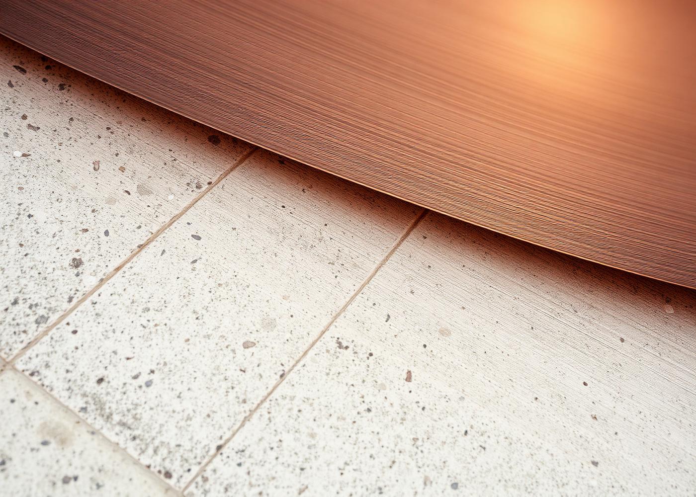 Materialdetail aus Stein und Metall im streifenden Licht